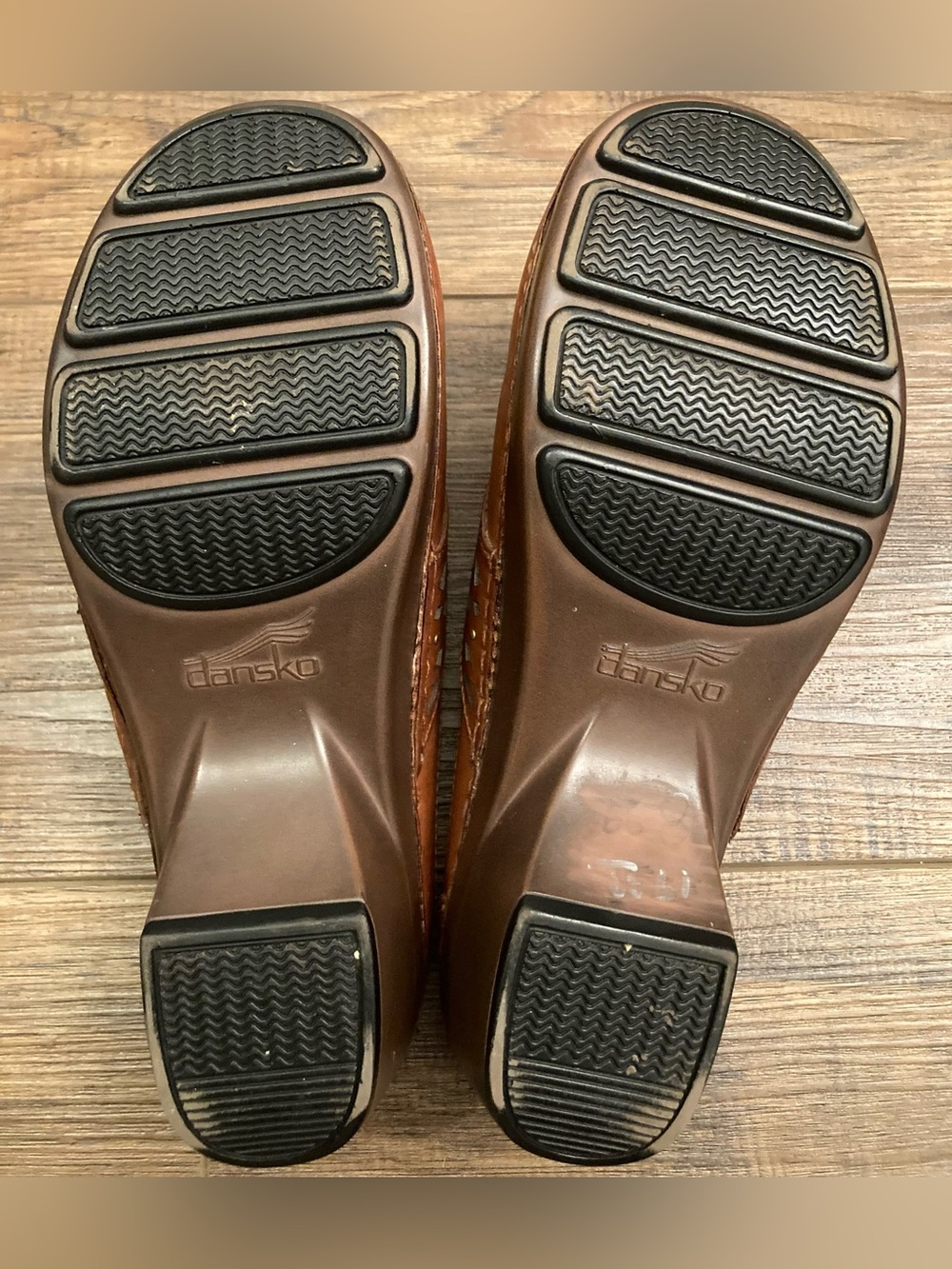 Dansko Women’s Shayanne Clogs - Picture 10 of 11